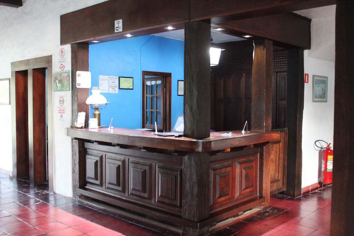 Check-in/check-out kiosk