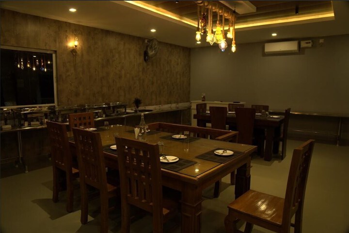 Dining 54 of 60