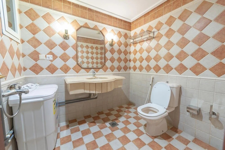 Room 4 of 8