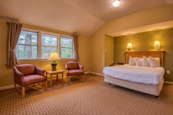 Slope Queen Bed with View (70 of 100)