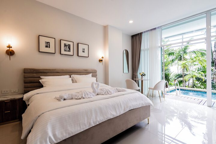 Room 43 of 213