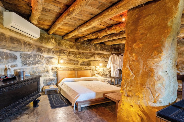 Room 6 of 164