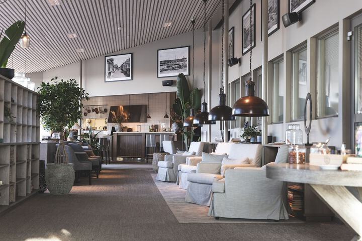 Lounge 41 of 53