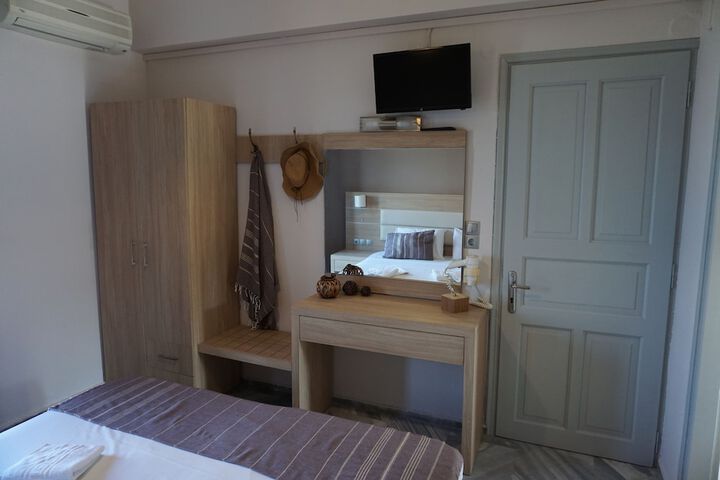 Room 3 of 102