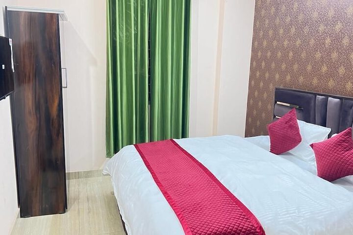 Room 5 of 18