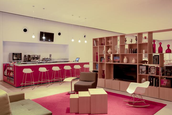 Lounge 46 of 69