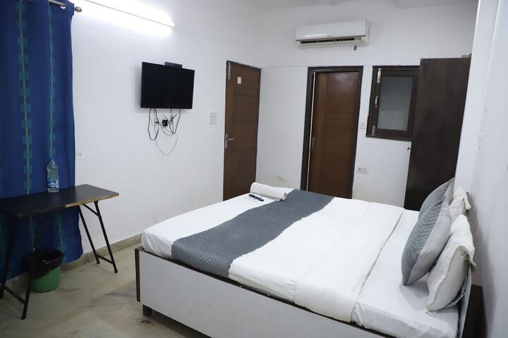 Room 9 of 13