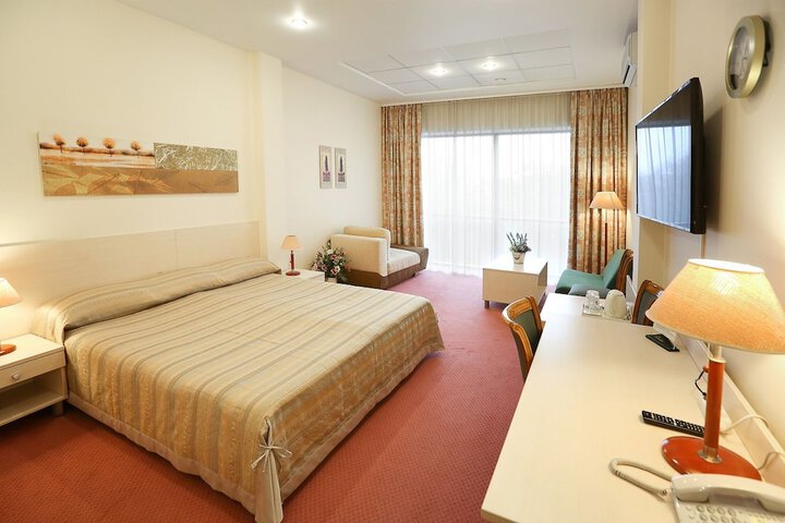 Room 11 of 38