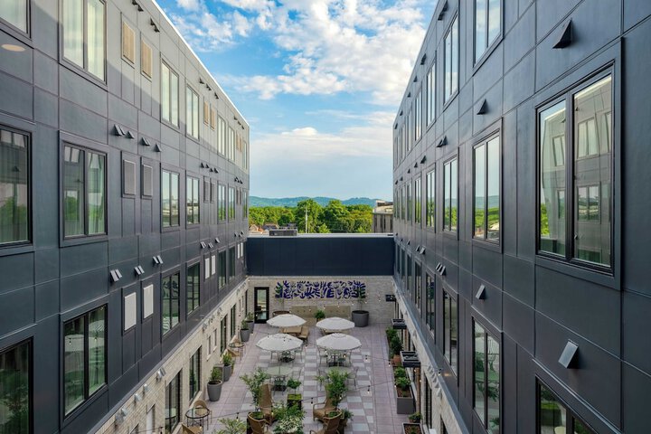Hotel Exterior 98 of 113