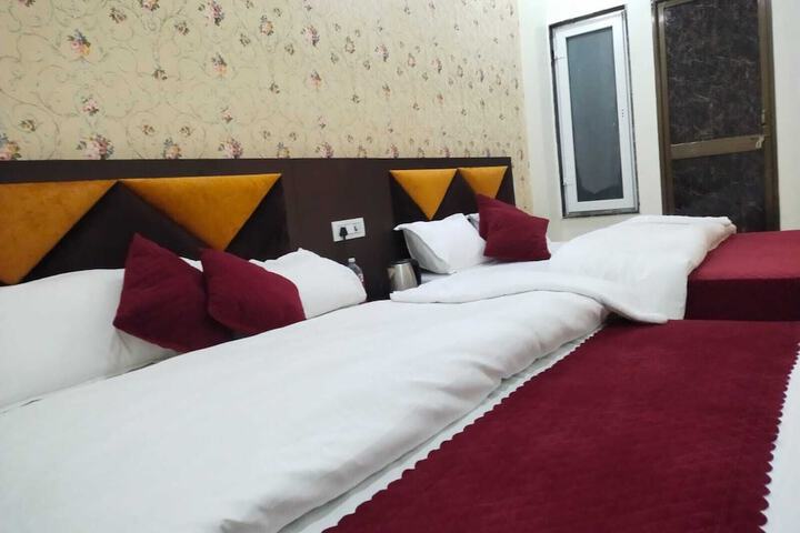 Room 2 of 10