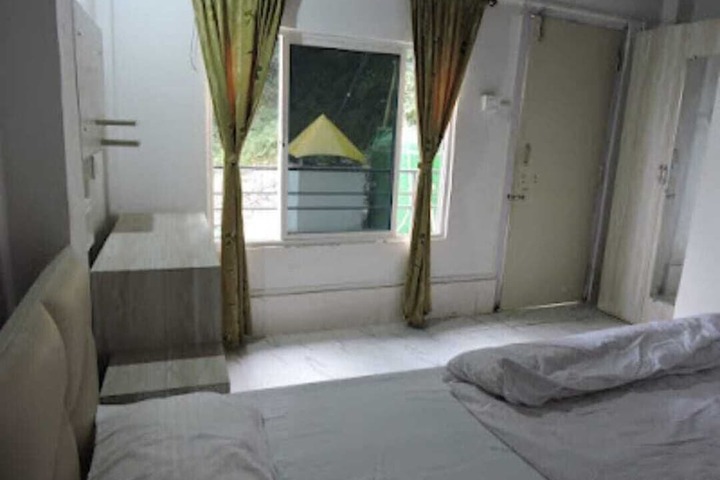 Room 13 of 25