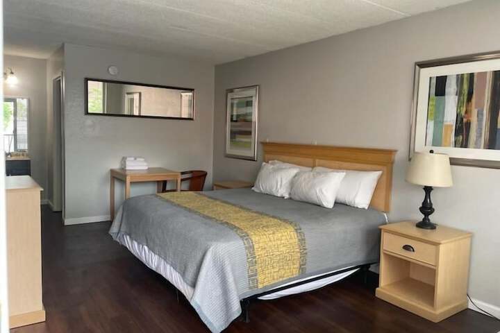 1 Queen Bed (10 of 19)