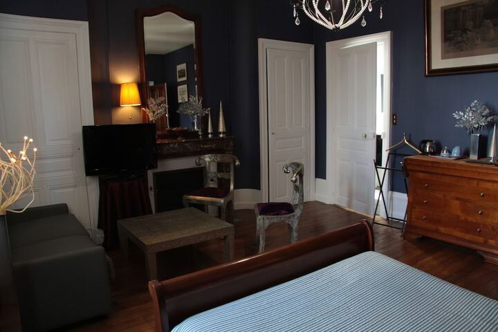 Room 102 of 193