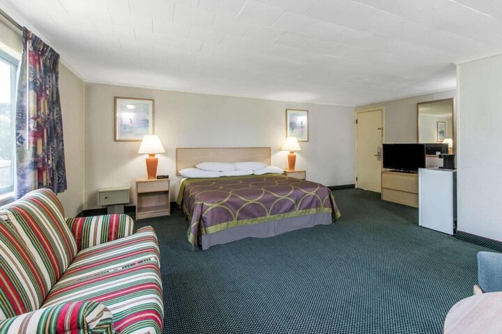 1 King Bed (1 of 10)