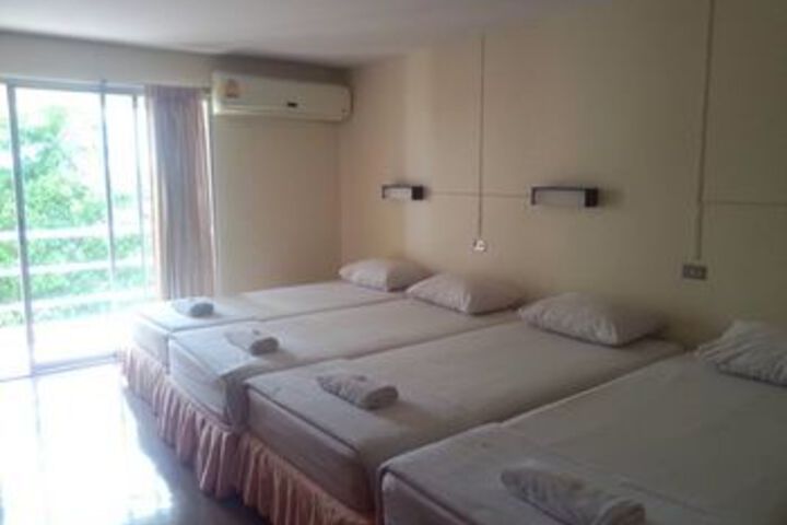 Room 6 of 18