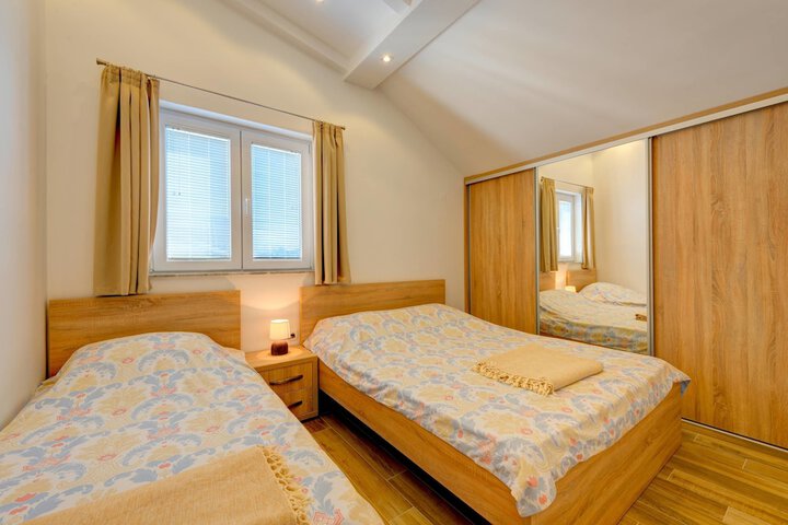 Room 3 of 83
