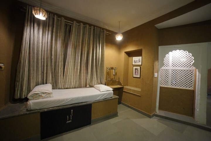Room 18 of 65