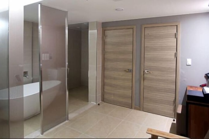 Room 8 of 31
