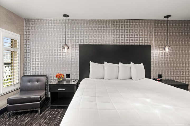 Deluxe King Bed (7 of 44)
