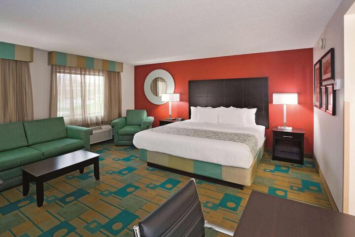 1 King Bed (5 of 17)