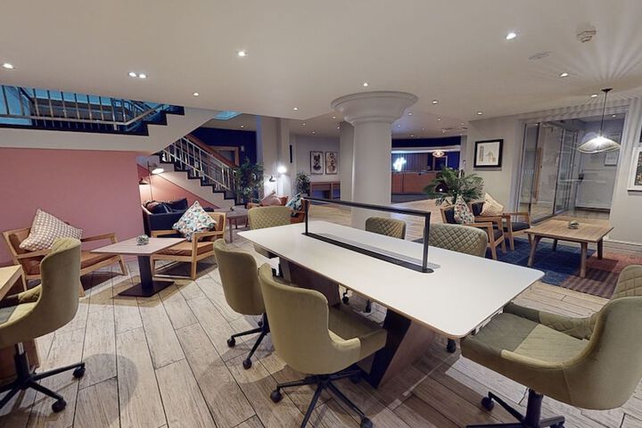 Lounge 30 of 76