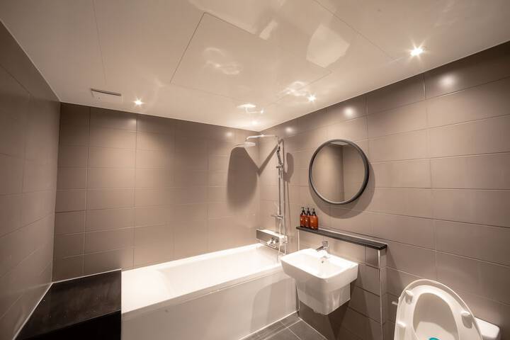 Room 13 of 28