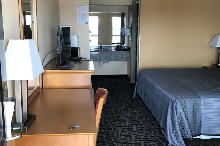 1 Queen Bed (4 of 4)