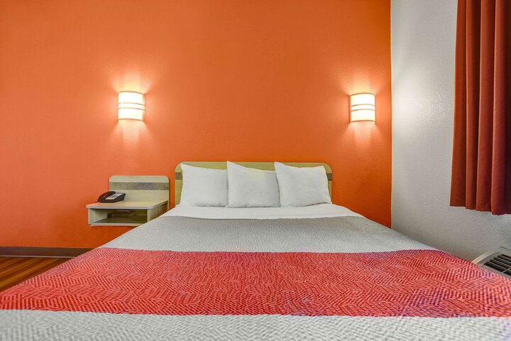 1 Queen Bed (6 of 13)