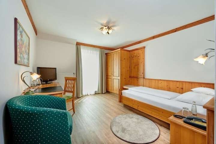 Room 28 of 106