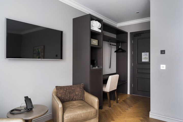 Room 3 of 69