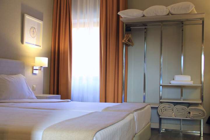 Room 12 of 77