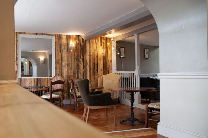 Lounge 40 of 42