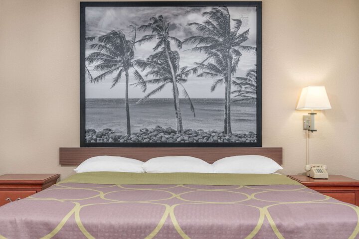 1 King Bed Deluxe Room (6 of 10)