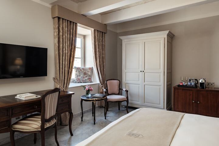 Room 19 of 48