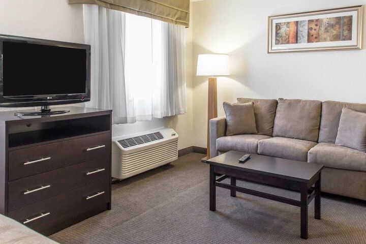 1 Queen Bed Suite (4 of 21)