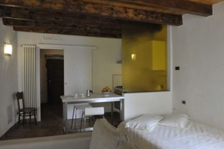 Room 10 of 102