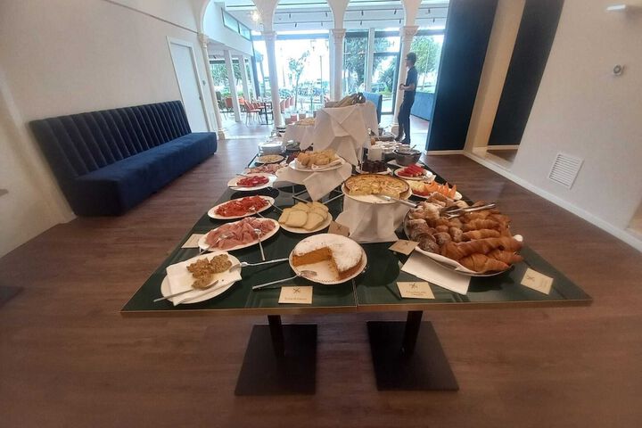 Breakfast/Coffee Service 66 of 118