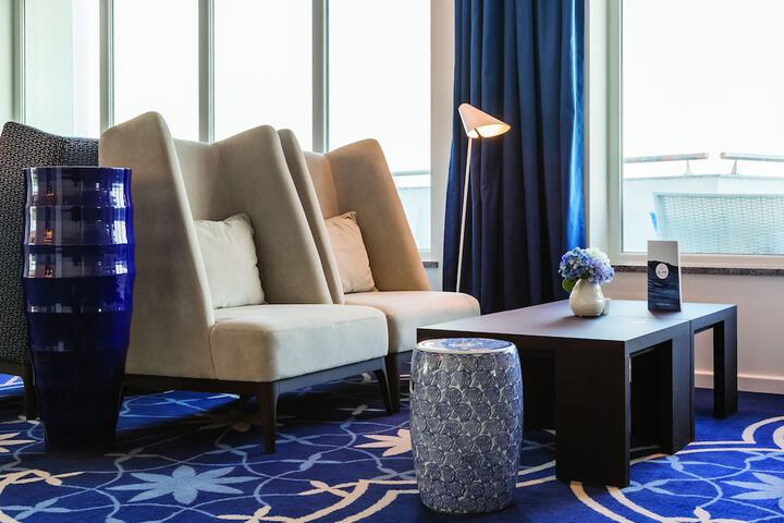 Lounge 101 of 128