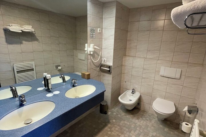 Room 70 of 119