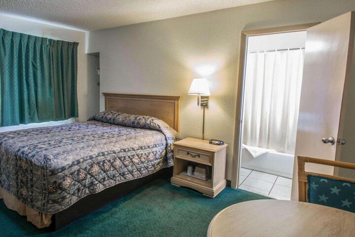 1 Queen Bed (6 of 6)