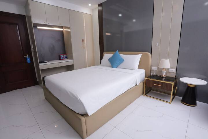 Room 9 of 99