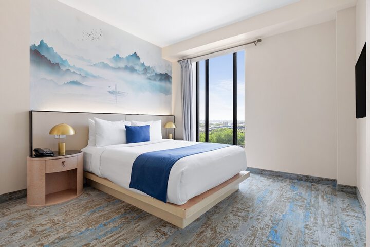 Deluxe Queen Bed (8 of 14)