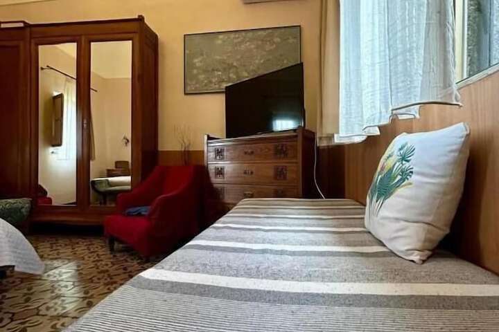 Room 6 of 85