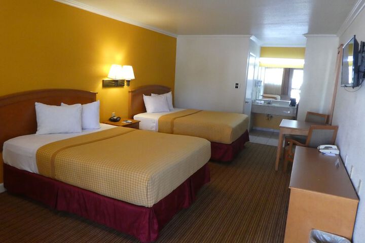 2 Queen Beds (6 of 7)