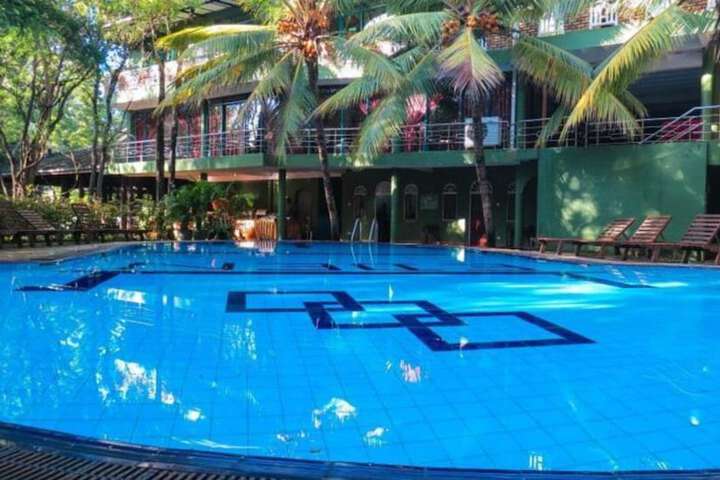 Hotel Pool