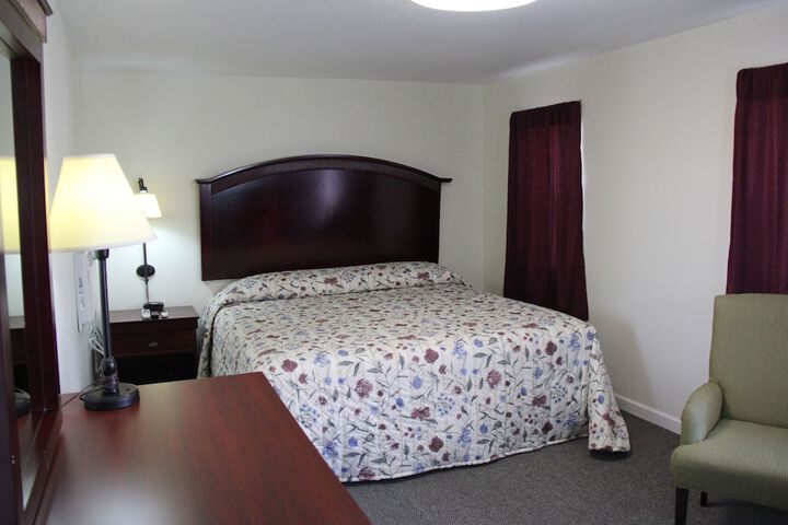 1 King Bed (5 of 10)