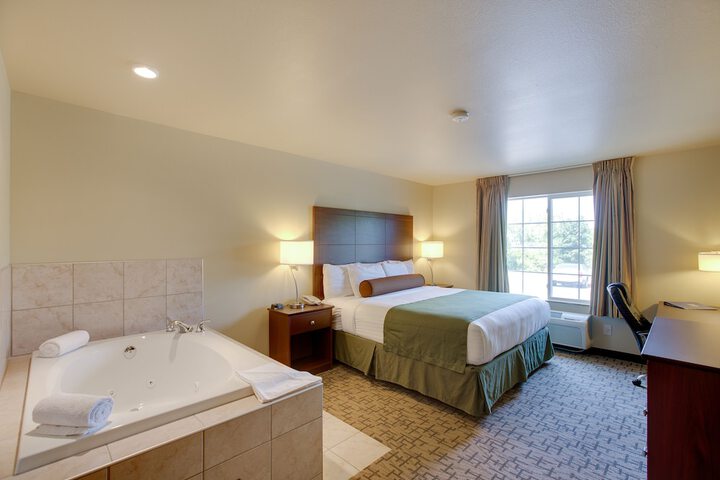 Accessible King Guestroom (13 of 13)