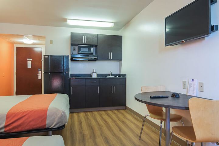 1 Queen Bed Kitchen (4 of 11)