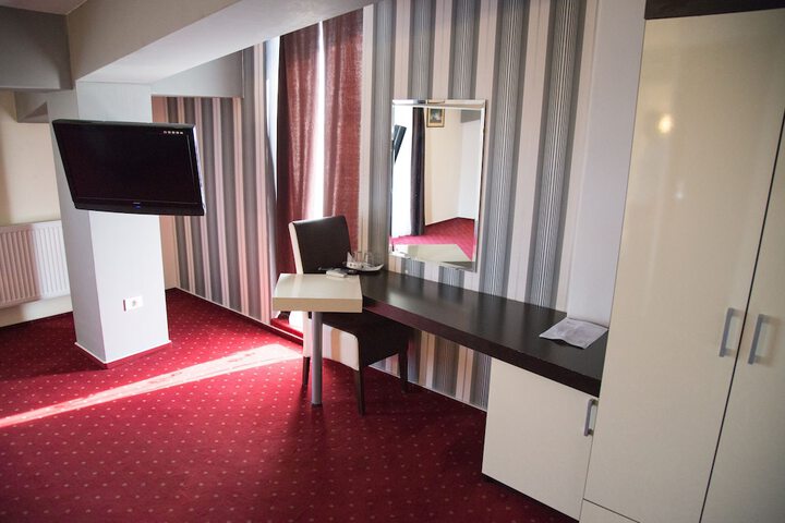 Room 9 of 17