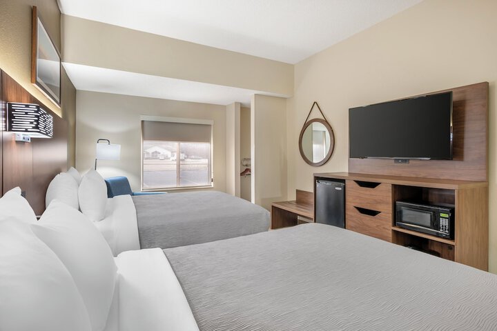 2 Queen Beds (1 of 9)